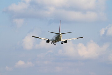 沖縄・頭上を通過する飛行機2 / Airplane Flying Overhead in Okinawa 2