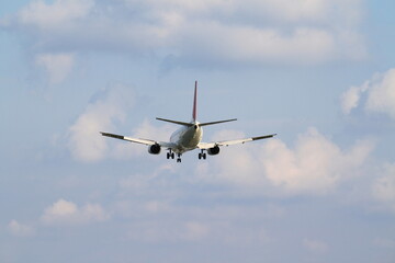 沖縄・頭上を通過する飛行機3 / Airplane Flying Overhead in Okinawa 3