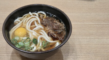 駅のホームで食べるスタミナうどん