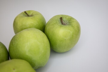 Green apples isolated white background with copy space premium fresh fruit