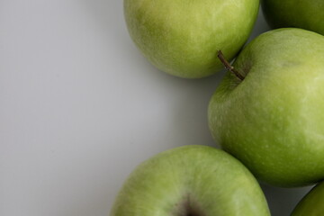 Green apples isolated white background with copy space premium fresh fruit