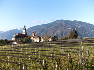 das historische Johanneum steht inmitten von Apfelplantagen bei Meran im VIinschgau