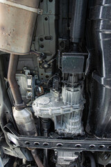 下から見た四輪駆動車のサブトランスファー