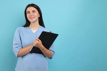 Obraz premium Nurse with clipboard on light blue background, space for text