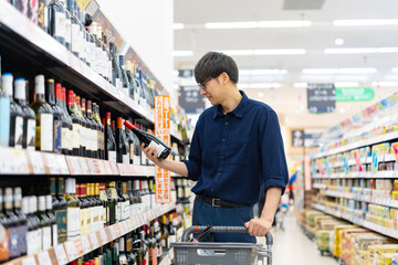 ワインを選ぶ男性