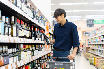 ワインを選ぶ男性