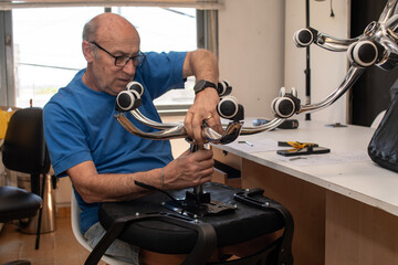 Seniors armando silla de escritorio con ruedas ajuste base con columna