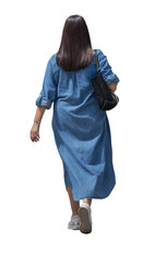 Femme vue de dos marchant en été, portant une robe longue en jean et un sac noir à l’épaule, baskets blanches, tenue estivale