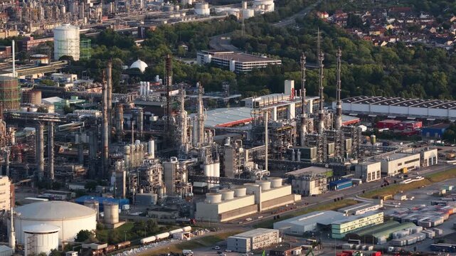 Ludwigshafen chemical industrial park, chemical complex, production facilities, energy flows and logistics, production site.