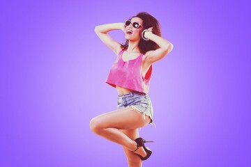 Obraz premium Happy young woman with headphones listening to music