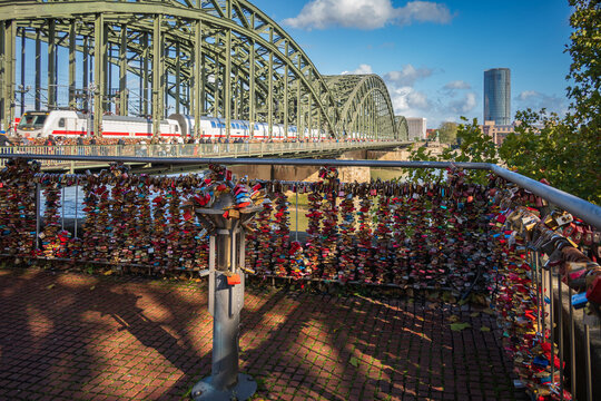 Blick auf die Hohenzollernbr&uuml;cke mit tausenden Schl&ouml;ssern