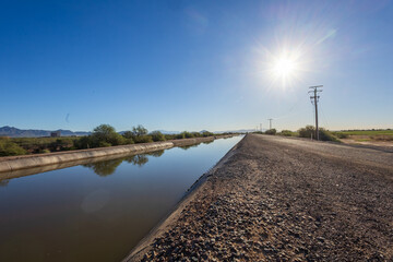 Fototapeta premium Arizona Canal in Scottsdale Reflecting Clear Blue Sky on a Peaceful Morning