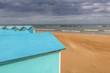 pesaro, italien - blaue umkleidekabinen am strand im winter