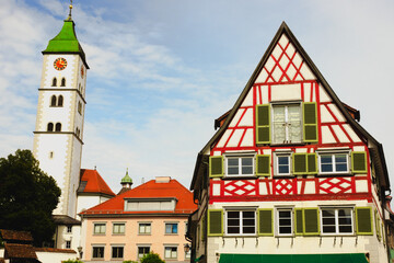 Obraz premium The belfry of the Parish Church of St. Martin and a characteristic half-timbered house in Wangen im Allgäu, Ravensburg district, Baden-Württemberg, Germany