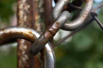 Close up view of a rusted metal chain link