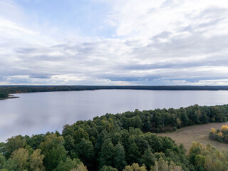 Piękne jezioro w Polsce, wczesna jesień © hunter76