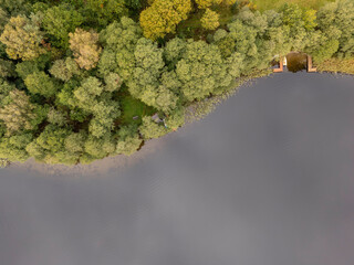 Piękne jezioro w Polsce, wczesna jesień © hunter76