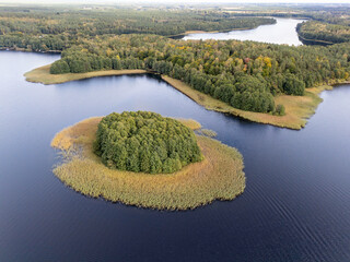Piękne jezioro w Polsce, wczesna jesień © hunter76