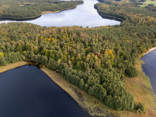 Piękne jezioro w Polsce, wczesna jesień © hunter76