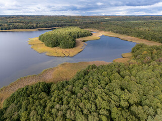 Piękne jezioro w Polsce, wczesna jesień © hunter76