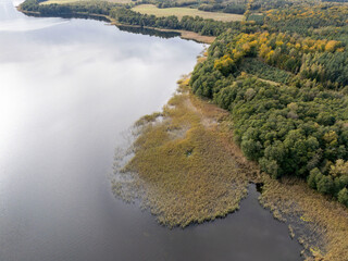 Piękne jezioro w Polsce, wczesna jesień © hunter76
