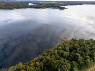 Piękne jezioro w Polsce, wczesna jesień © hunter76