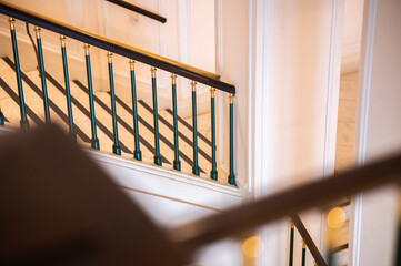 Treppe in wei&szlig; und gold