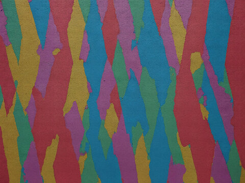 Abbl&auml;tternde Farbe enth&uuml;llt ein Kaleidoskop aus Rot, Blau, Gr&uuml;n und Gelb &ndash; eine Metapher f&uuml;r Erinnerungen und die Komplexit&auml;t des Lebens.