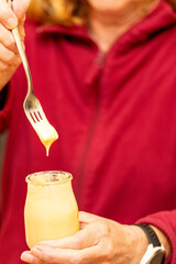 Pudding mit der Gabel essen