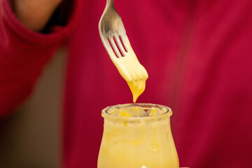 Pudding mit der Gabel essen