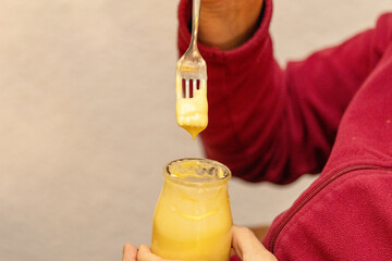 Pudding mit der Gabel essen