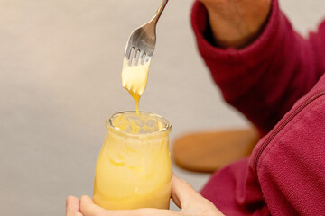 Pudding mit der Gabel essen