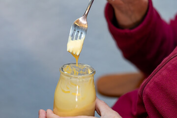 Pudding mit der Gabel essen