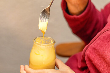 Pudding mit der Gabel essen