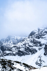 Obraz premium Snow-Capped Mountain Peaks Hidden in Misty Fog