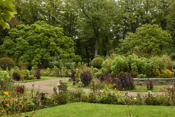 La végétation luxuriante des jardins en automne au parc de la Dodaine à Nivelles (Brabant Wallon)