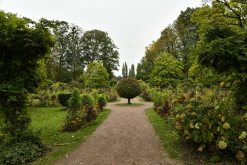 La végétation luxuriante des jardins en automne au parc de la Dodaine à Nivelles (Brabant Wallon)