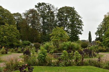 La végétation luxuriante des jardins en automne au parc de la Dodaine à Nivelles (Brabant Wallon)