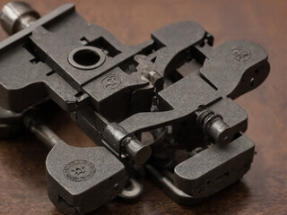 ﻿Schreibmaschinen-Herz: Vintage-Mechanismus im Makro – Eine Reise in die Ära der industriellen Präzision und alter Technik.