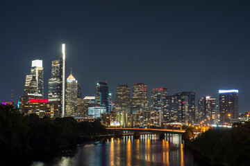 Obraz premium Philadelphia skyline at night with reflection in river
