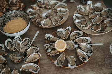 Des assiettes de moules servit pour l'apéro sur une table