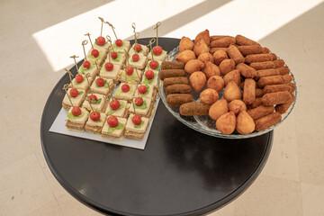 Table with rissoles, croquettes, codfish cakes and other canap&eacute;s.
