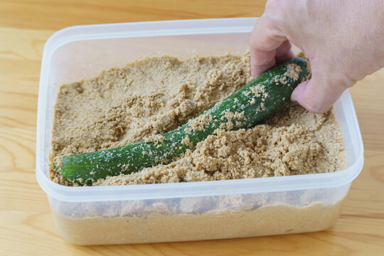 日本の食べ物｜ぬか漬け(日本のきゅうり)・Pickled in rice bran