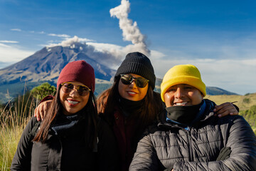 Friends hiking iztaccihuatl volcano with popocatepetl erupting