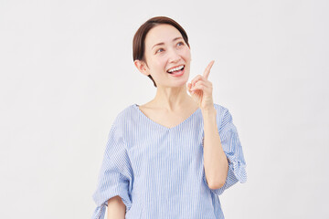 女性　ミドルエイジ　ひらめく　白背景