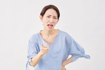 女性　ミドルエイジ　叱る　白背景