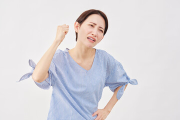 女性　ミドルエイジ　クレーマー　白背景