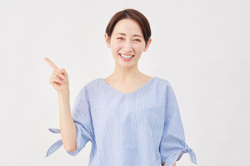 女性　ミドルエイジ　左を指差す　白背景