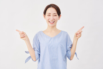 女性　ミドルエイジ　左右を指差す　白背景