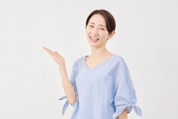 女性　ミドルエイジ　手のひらで左を指す　白背景